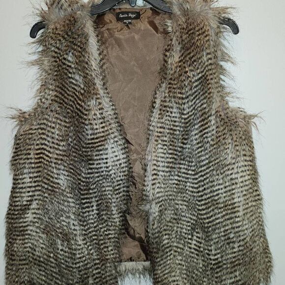 Charlie Paige Faux Fur Vest - Picture 1 of 5